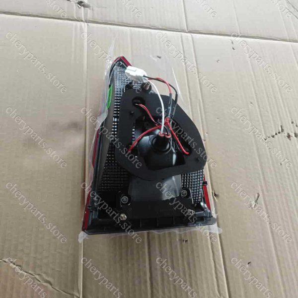 j68-4433040 tail gate light right 120